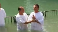 Jair Bolsonaro é batizado por pastor no rio Jordão 