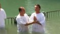 Jair Bolsonaro é batizado por pastor no rio Jordão 